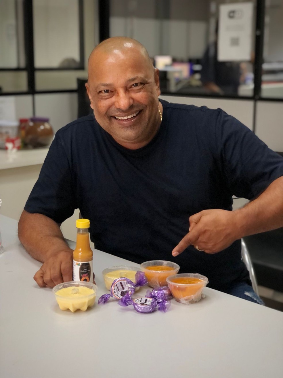 Chef Deocleciano Brito aposta em produtos tipicamente amazônicos para criar receitas  — Foto: Rafaela Rodrigues/CBN Amazônia 