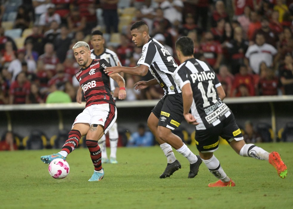 Arrascaeta toca a bola em Flamengo x Santos &mdash; Foto: Andr&eacute; Dur&atilde;o