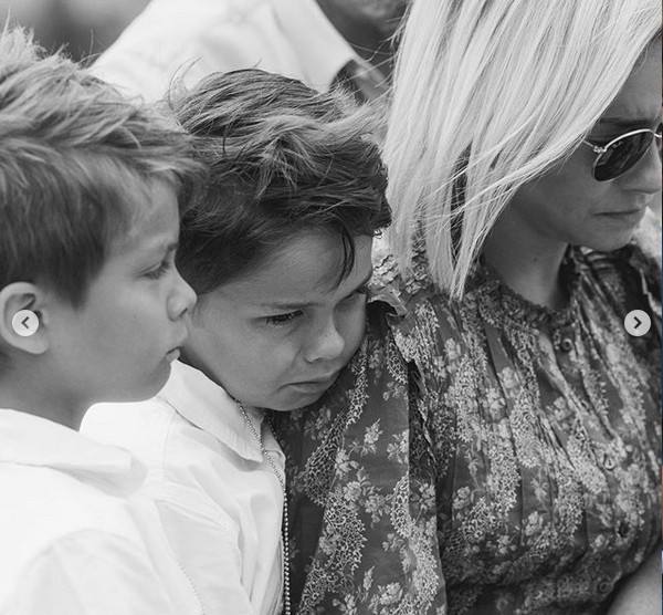 Os filhos da influenciadora norte-americana Ashley Stock no funeral da irmã de 3 anos, vítima de um câncer raro no cérebro (Foto: Instagram)