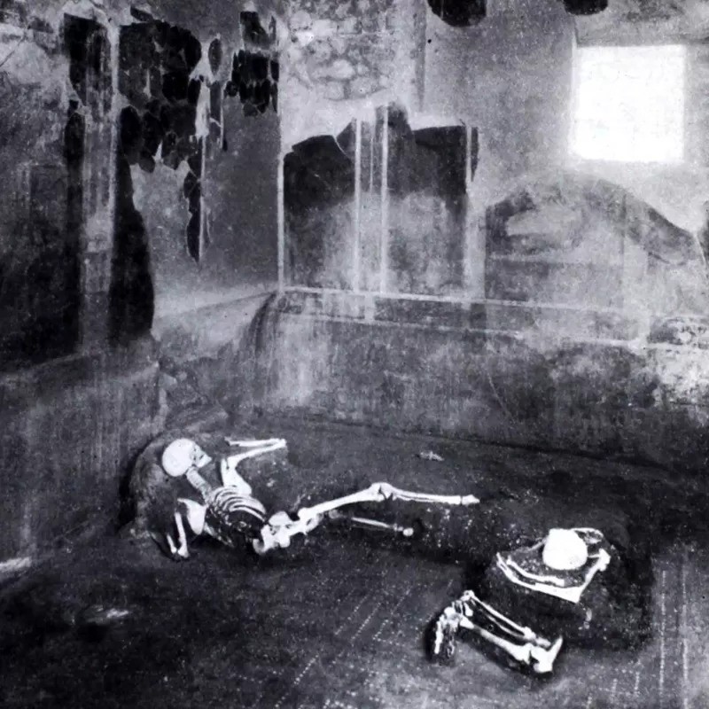 Uma foto de 1934 dos restos mortais de duas pessoas encontradas na Casa do Artesão, em Pompeia (Foto: Pa Media via BBC News)