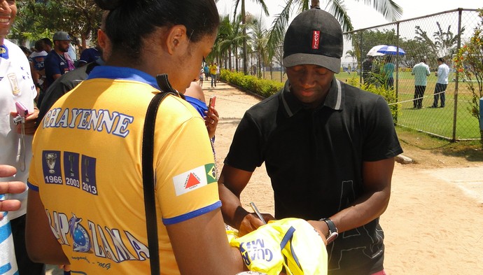Ex-Cruzeiro Jonílson visita Toca II, arranca risadas e dá autógrafos