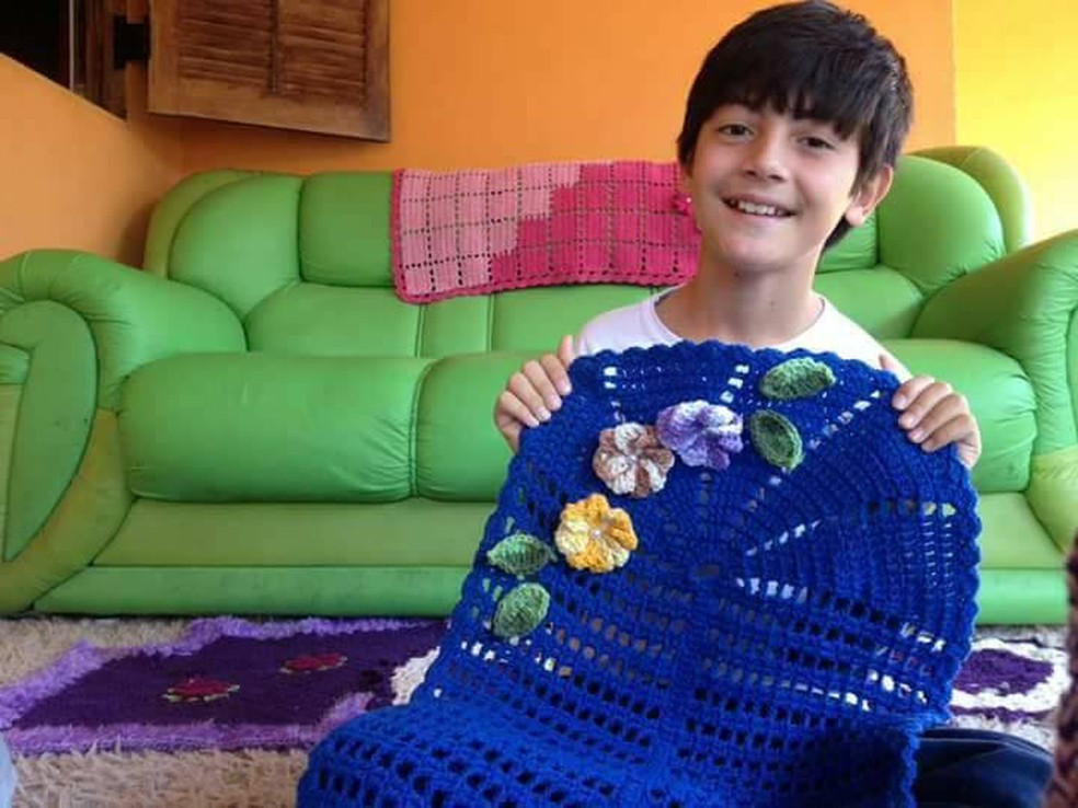 Menino de 12 anos afirma que costurar crochê é sua paixão (Foto: Arquivo Pessoal/Junior Silva)