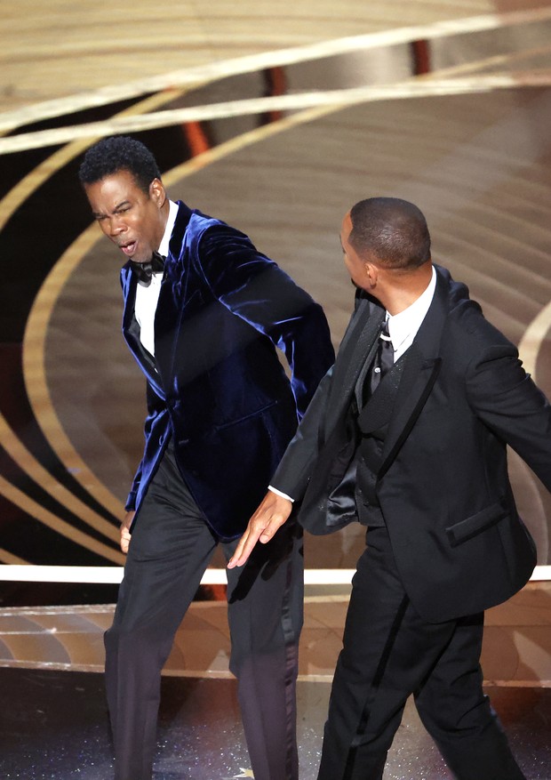 HOLLYWOOD, CA - March 27, 2022.    Chris Rock and Will Smith onstage during the show  at the 94th Academy Awards at the Dolby Theatre at Ovation Hollywood on Sunday, March 27, 2022.  (Myung Chun / Los Angeles Times via Getty Images) (Foto: Los Angeles Times via Getty Imag)