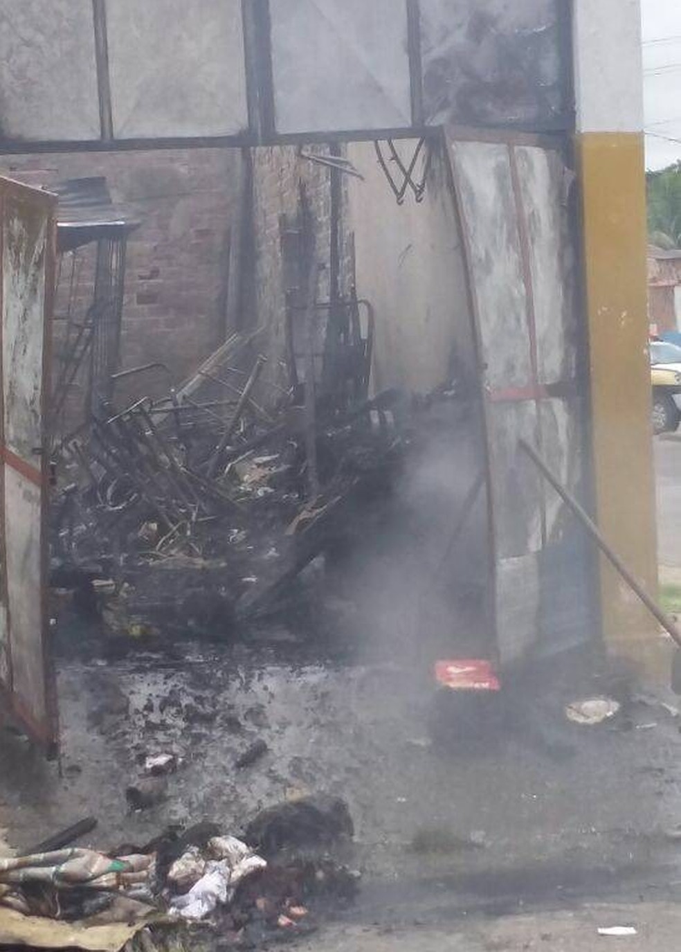 Depósito ficou completamente destruído após pegar fogo (Foto: Lorena News/Divulgação)