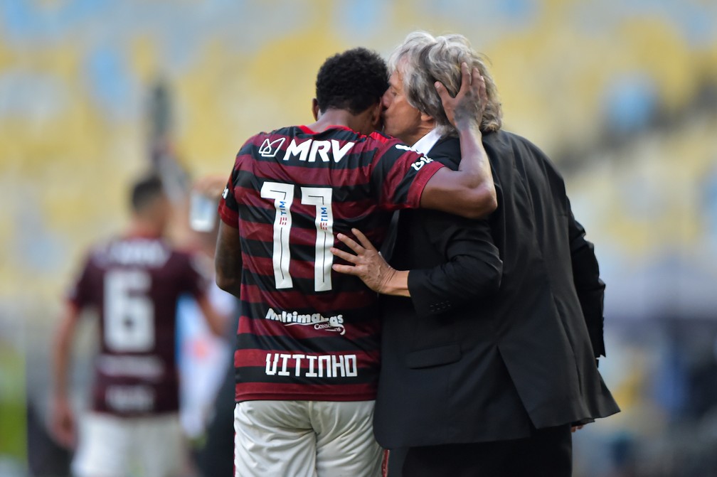 Vitinho recebe o carinho de Jorge Jesus ap&oacute;s belo gol contra o Corinthians &mdash; Foto: Andr&eacute; Dur&atilde;o
