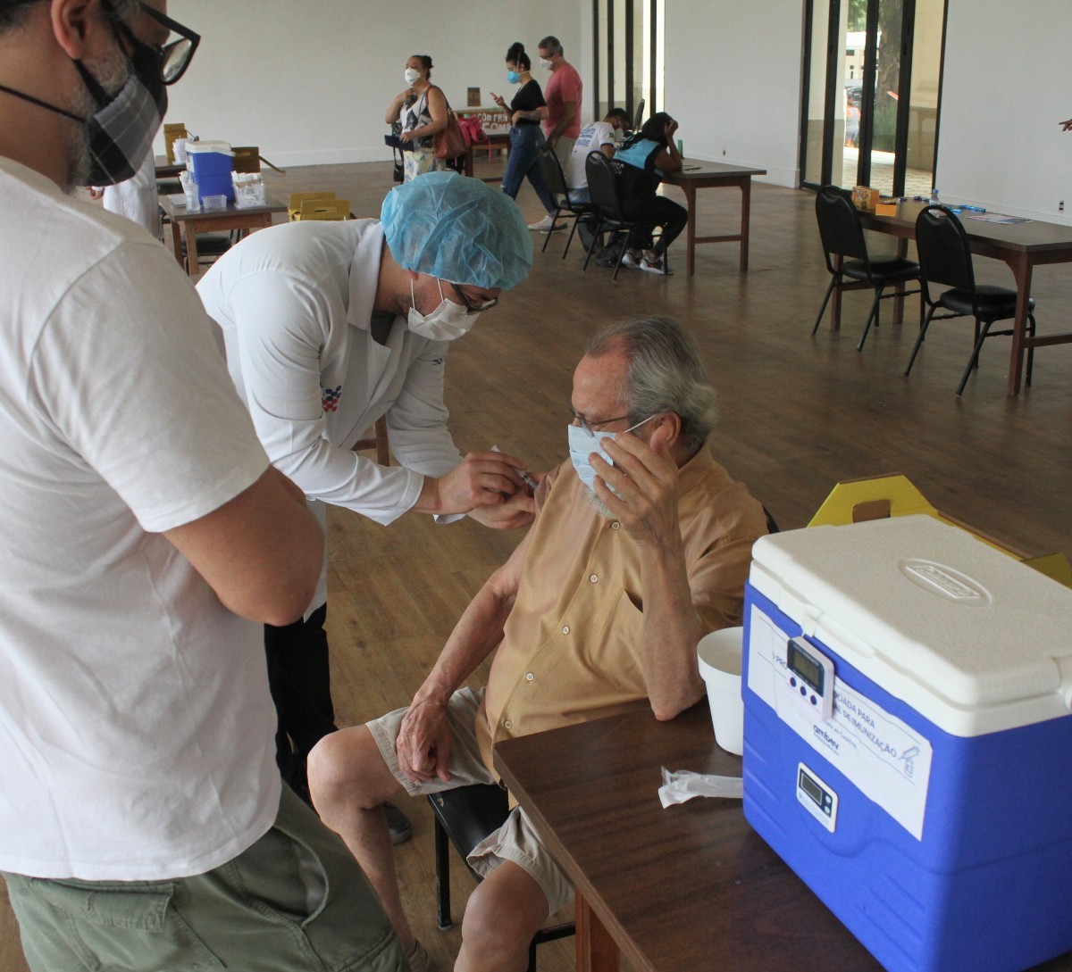 Danton Mello leva o pai, Dalton, ser vacinado contra a Covid-19 (Foto: Rodrigo Adão/AgNews)