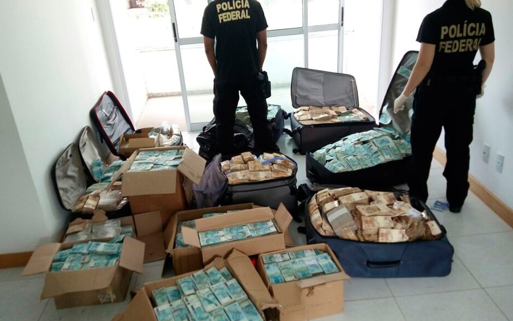 Dinheiro foi encontrado em apartamento em Salvador (Foto: Polícia Federal)