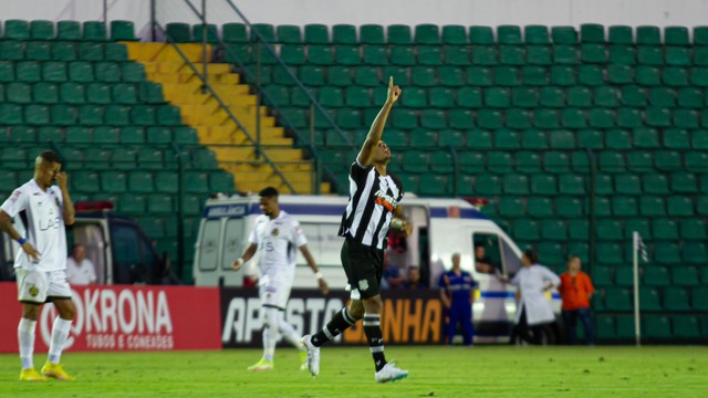 Gabriel Conceição comemora primeiro gol pelo Figueirense