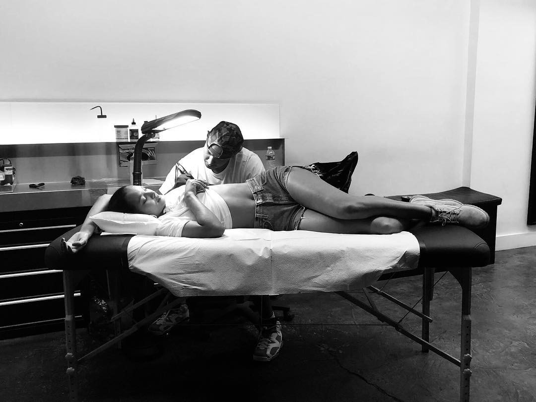 Lais Riberio fazendo a tatuagem em homenagem ao filho (Foto: Reprodução/Instagram)