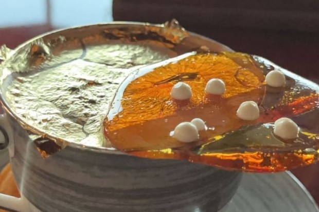 Maiara mostra xícara de capuccino servido com ouro (Foto: Reprodução/Instagram)