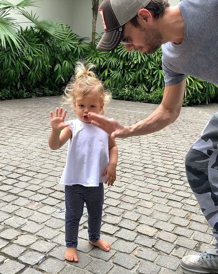 Enrique Iglesias e a filha Lucy (Foto: Instagram)