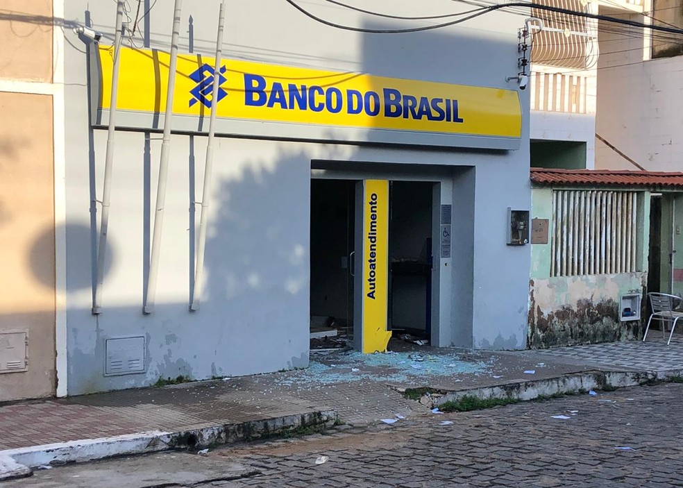O ataque danificou parte da estrutura da agência bancária na cidade de Morrinhos, no Ceará — Foto: Mateus Ferreira
