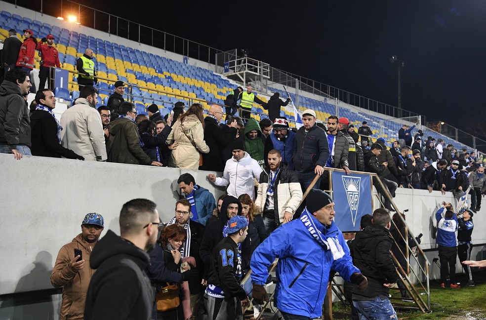 Torcida é evacuada da arquibancada ameaçada no estádio Antônio Coimbra da Mota, em Estoril (Foto: Francisco Leong/AFP)