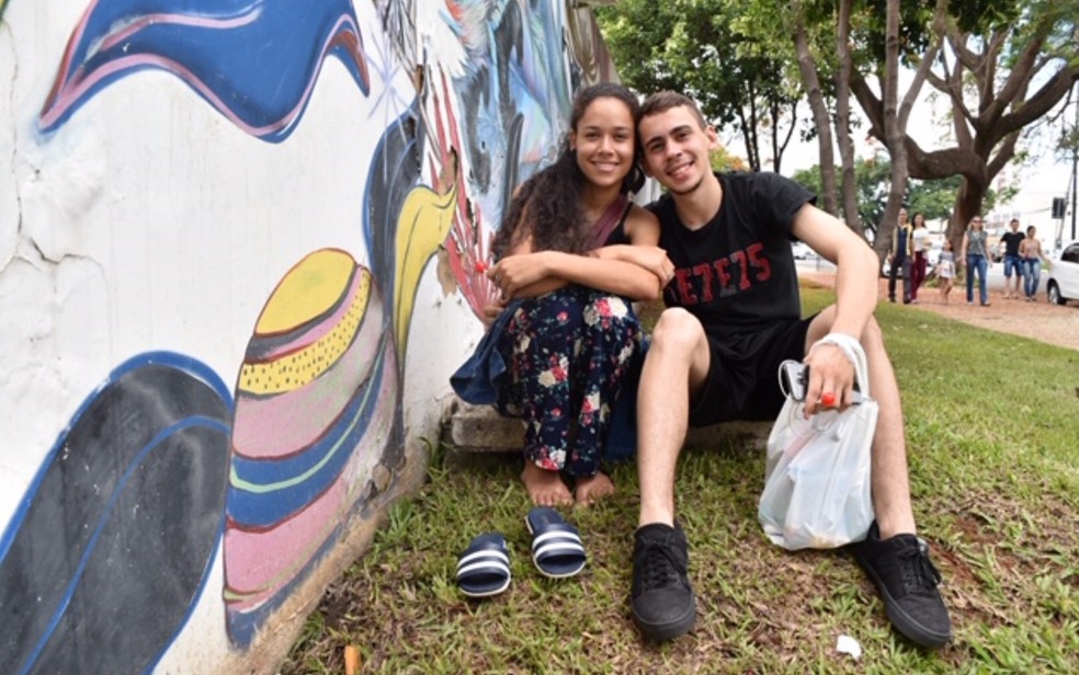 Casal presta junto a prova do Enem em Goiânia — Foto: Murillo Velasco/G1