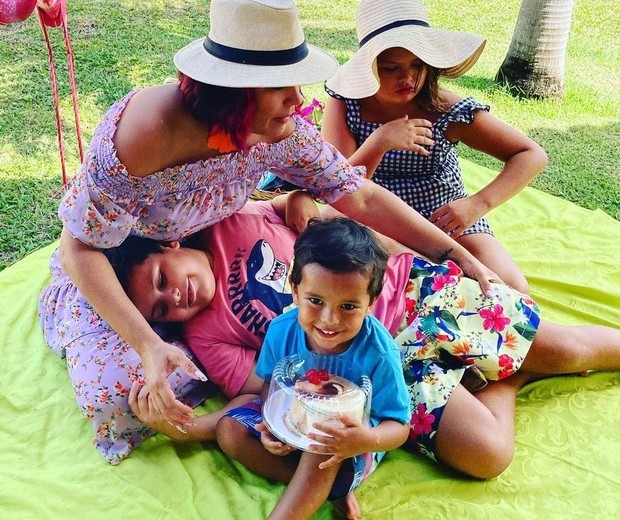 Tati Pink, ex-participante do BBB5, é mãe da Helena, Miguel e Davi (Foto: Reprodução/Instagram)