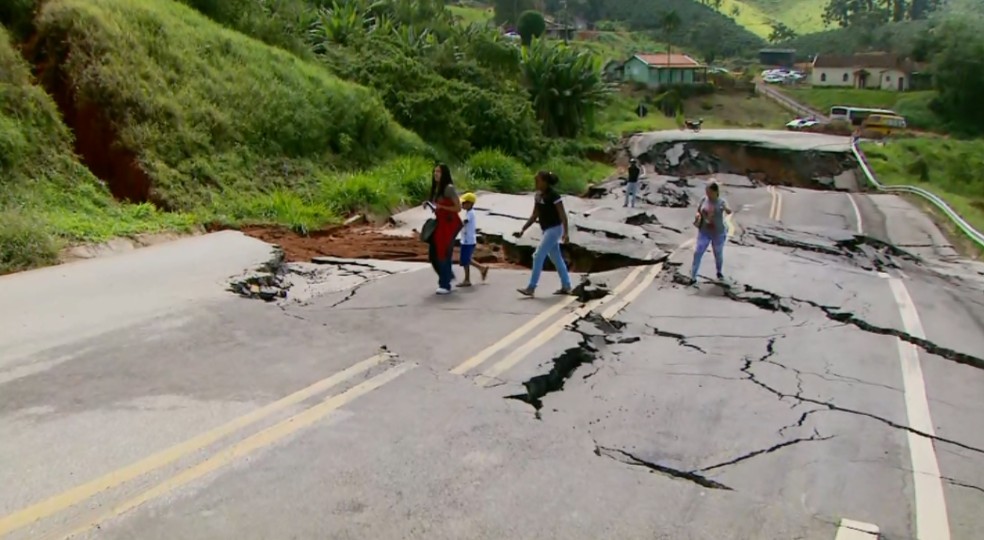 BR-459: Pedestres se arriscam para passar em cratera no trecho interditado da rodovia — Foto: Reprodução/EPTV 