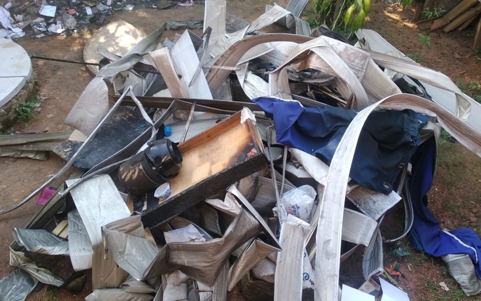 Mobílias queimadas foram deixadas no quintal da casa, em Anápolis — Foto: Divino Costa/TV Anhanguera