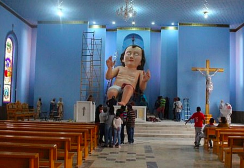 A estátua gigante do menino Jesus sendo instalada na igreja mexicana (Foto: Reprodução)