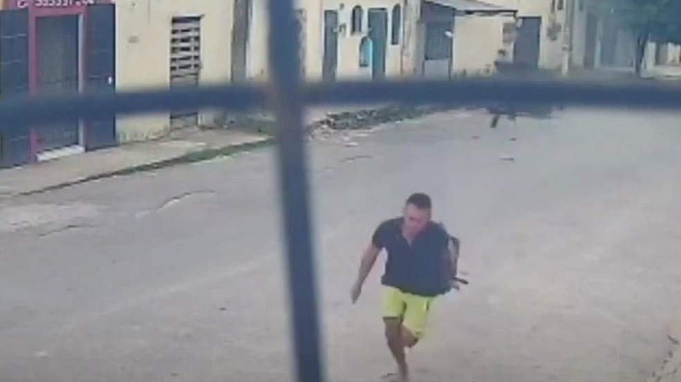 Homem arremessado de moto em batida saiu correndo para fugir da polícia em Fortaleza. — Foto: Reprodução