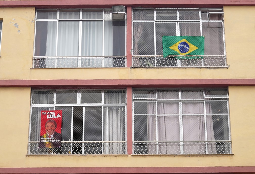 Moradores da Tijuca exibem a toalha com a imagem do ex-presidente Lula e bandeira do Brasil — Foto: Marcos Serra Lima/g1