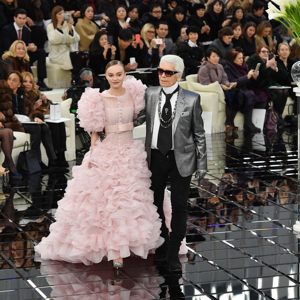 Lily-Rose Depp e Karl Lagerfeld encerram desfile de alta-costura da Chanel (Foto: Getty Images)
