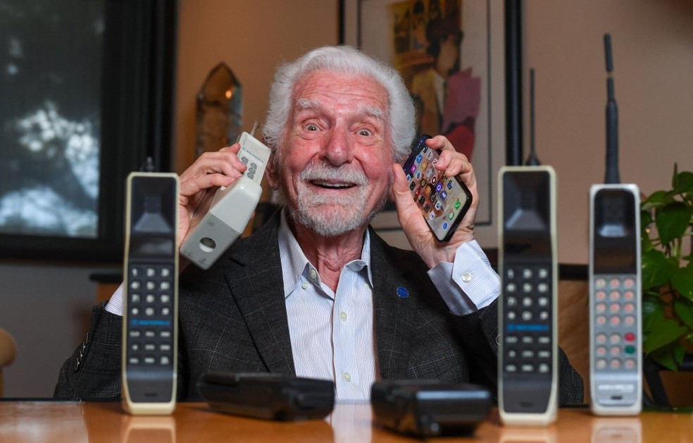 Martin Cooper, um engenheiro americano diz que aparelho em nossos bolsos tem um potencial virtualmente ilimitado — Foto: Valerie Macon/ AFP