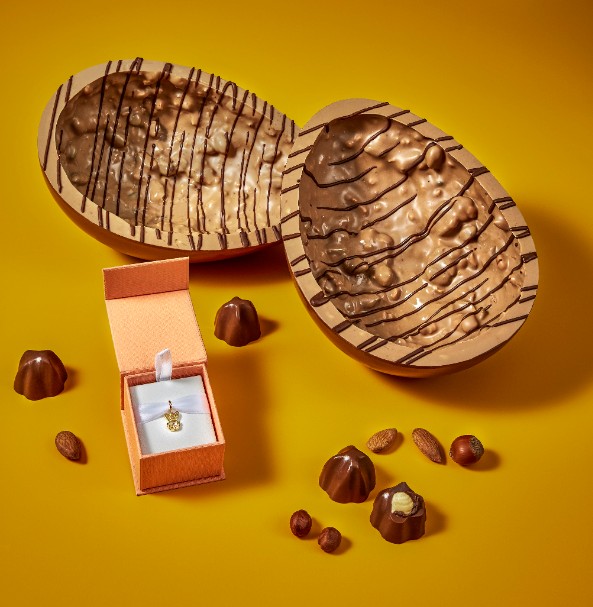 Para quem não dispensa o chocolate por nada, o acessório da Vivara faz parte também do Ovo Deluxe, da Kopenhagen (Foto: Divulgação)