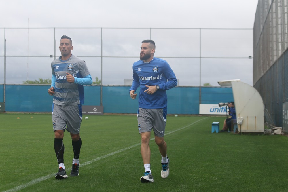 Luan faz exercícios com bola, enquanto Barrios é baixa em treino do Grêmio