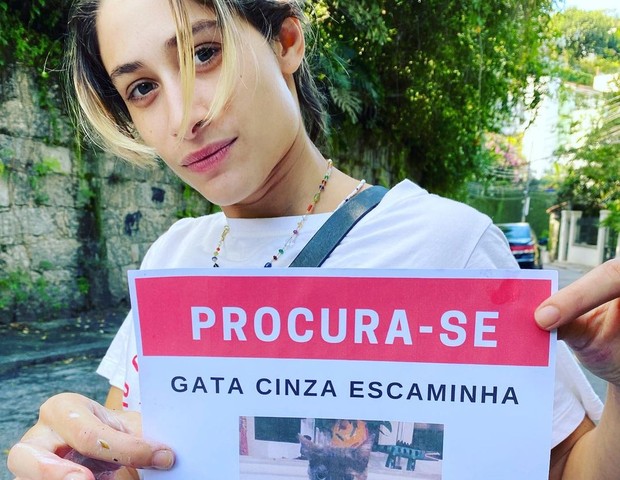 Luisa Arraes com cartaz em busca de gata (Foto: Reprodução/Instagram)
