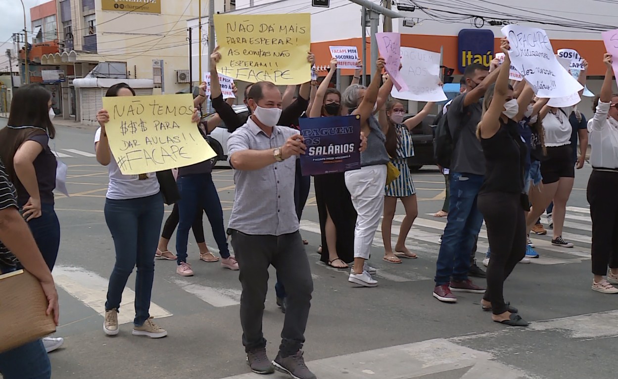 Servidores e estudantes da Facape realizam novo protesto em frente ao prédio da Prefeitura de Petrolina 