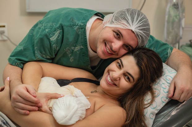 Vivian Amorim e o esposo no parto de Malu (Foto: Instagram/Reprodução @juansirras)