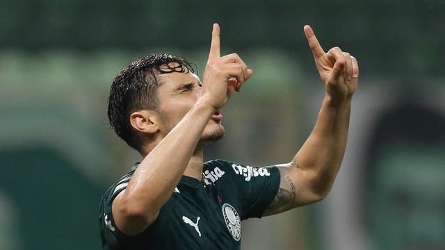 Raphael Veiga, meia do Palmeiras, comemora gol marcado contra o Grêmio