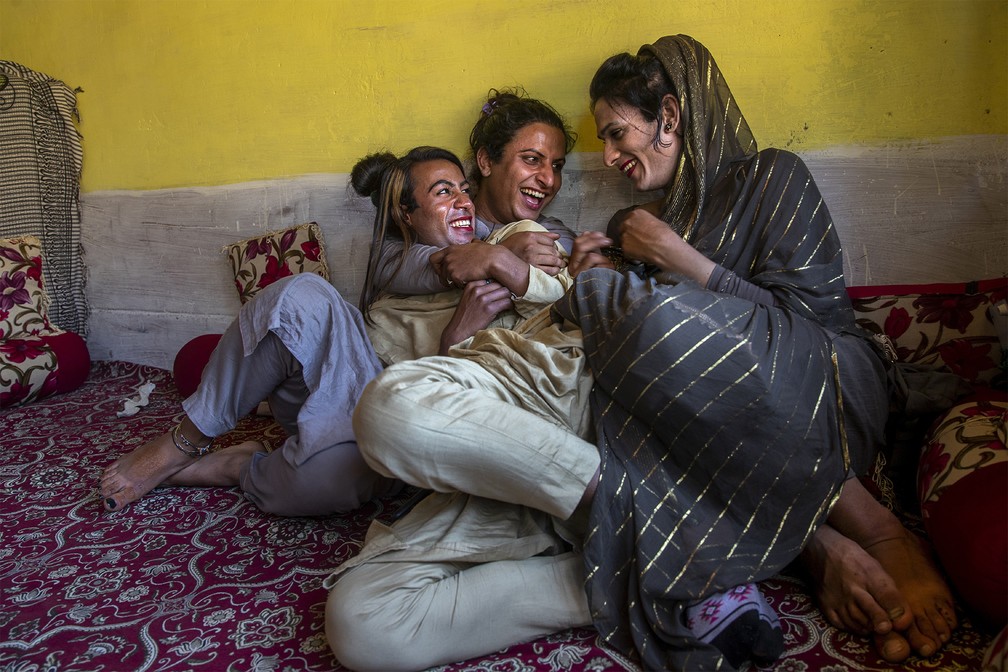 4 de junho - Jovens mulheres trans de origem caxemira brincam após uma reunião de integrantes da comunidade trans local perto de Srinagar, na parte da Caxemira controlada pela Índia. Elas criaram um grupo para distribuir alimentos para a comunidade trans, que ficou ainda mais marginalizada na pandemia — Foto: Dar Yasin/AP