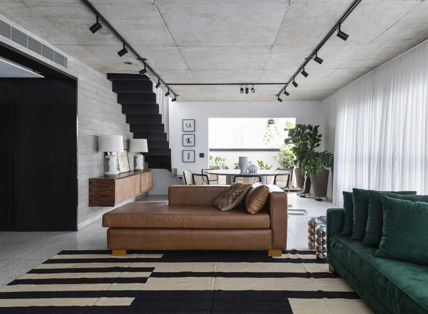 Posicionar o sofá no maior sentido da sala proporciona maior amplitude ao ambiente. Projeto da arquiteta Flavia Cardim  (Foto: Evelyn Muller / Divulgação)