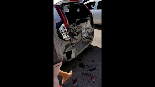Acidente entre carros e moto acontece em fila de vacinação contra Covid em Maceió