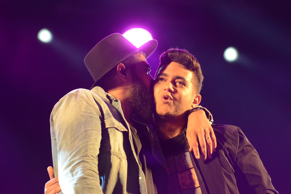 Carinho entre Henrique & Juliano durante show no Rodeio de Jaguariúna — Foto: Júlio César Costa/G1
