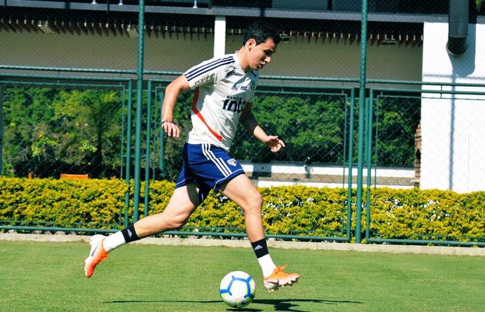Pablo treina com bola no São Paulo e deverá voltar contra o Palmeiras — Foto: Divulgação