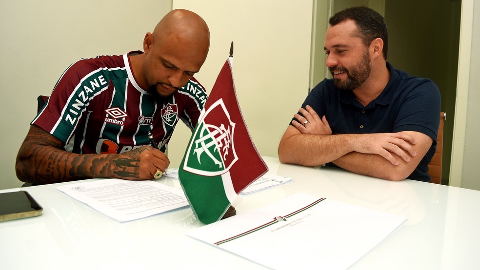 Felipe Melo assina contrato com Fluminense diante do presidente Mário Bittencourt — Foto: Mailson Santana FFC