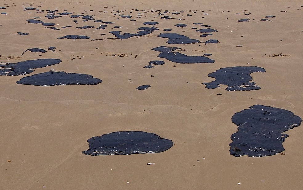 Mancha de óleo na área da reserva — Foto: TV Sergipe