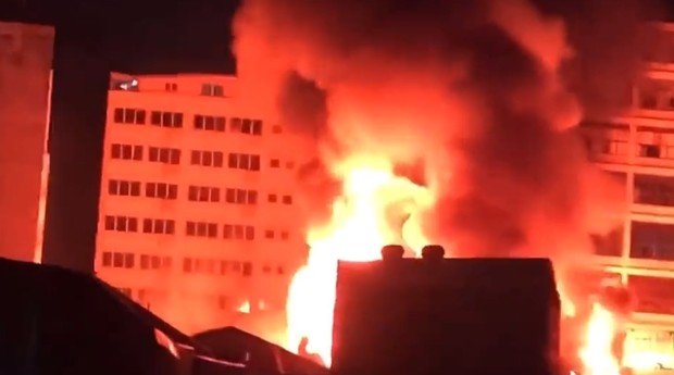 Incêndio teve início na noite de domingo, atingindo prédios comerciais na região da 25 de março (Foto: Reprodução)