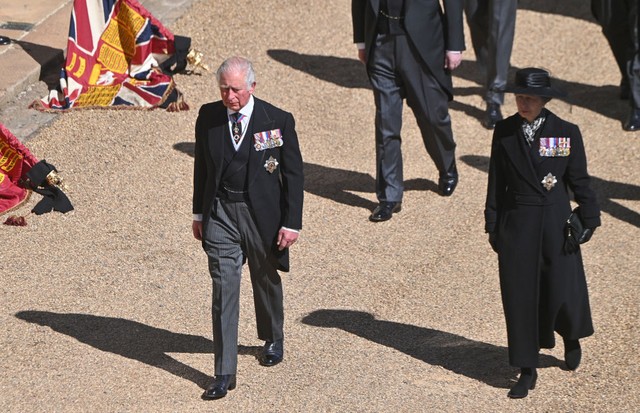 WINDSOR, ENGLAND - APRIL 17:  (L-R) Prince Charles, Prince of Wales and Princess Anne, Princess Royal during the funeral of Prince Philip, Duke of Edinburgh on April 17, 2021 in Windsor, England. Prince Philip of Greece and Denmark was born 10 June 1921,  (Foto: WireImage)