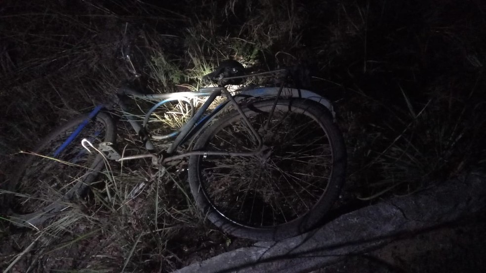 Os dois trafegavam em uma motocicleta e transportavam uma bicicleta quando foram atingidos na traseira por um carro. — Foto: PRF