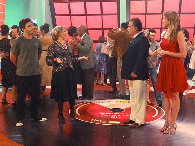 Zenon e Charlô encontram Otávio e Vãnia em um clube de dança pra lá de charmoso (Foto: Guerra dos Sexos / TV Globo)