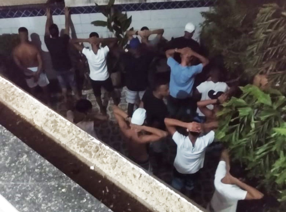Equipes chegaram à casa após denúncias — Foto: Divulgação/Polícia MiIlitar