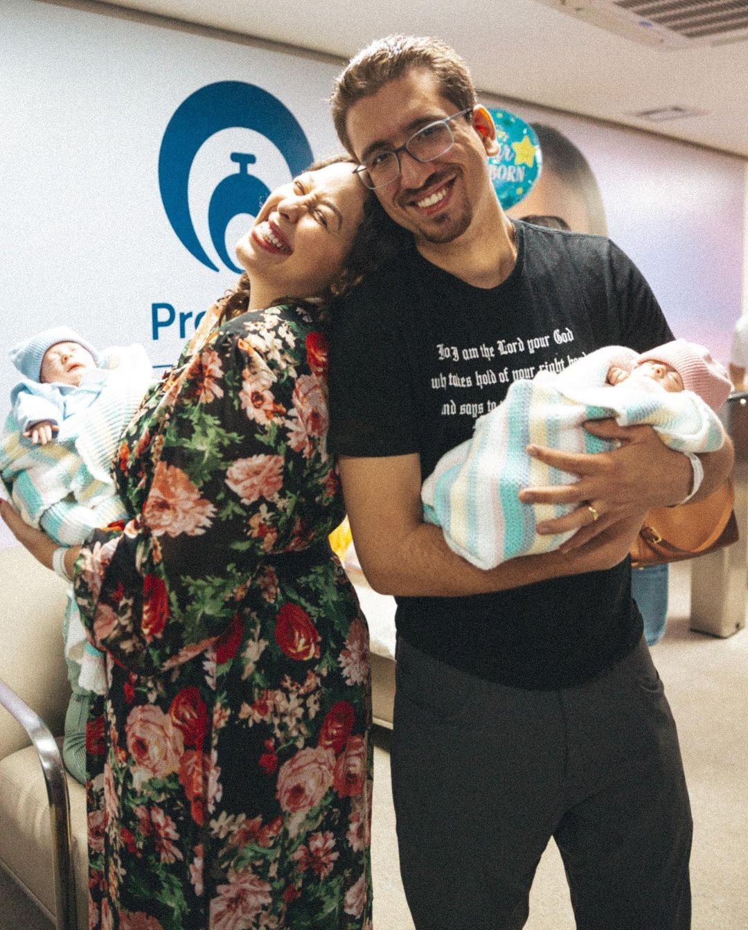 Camila Monteiro e o marido, Henrique Parra, levam os filhos para casa (Foto: Reprodução Instagram)