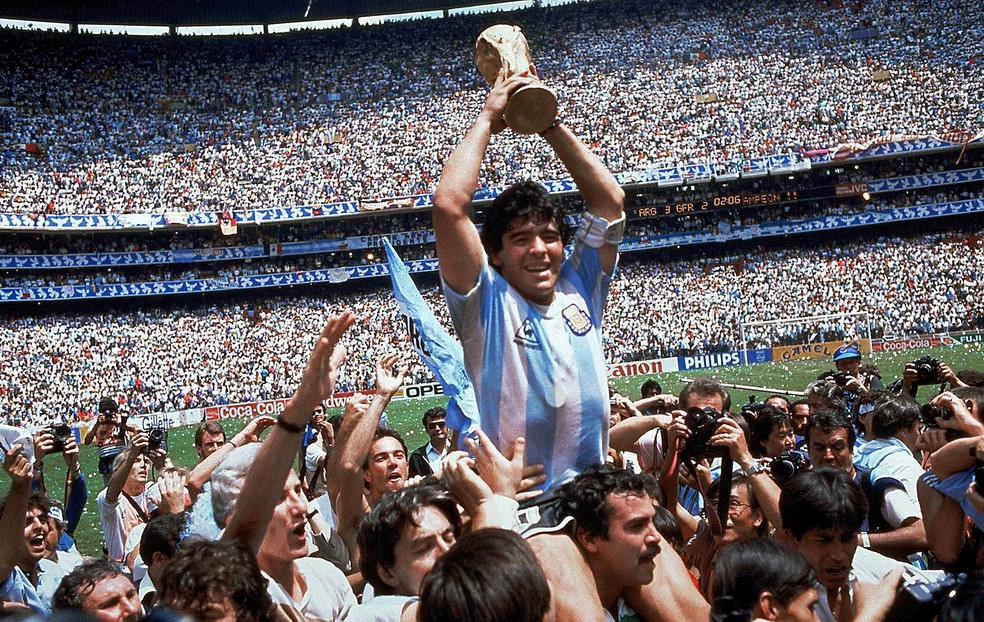 Diego Maradona, da Argentina, com a taça da Copa do Mundo, em 1986, no México — Foto: Agência AP