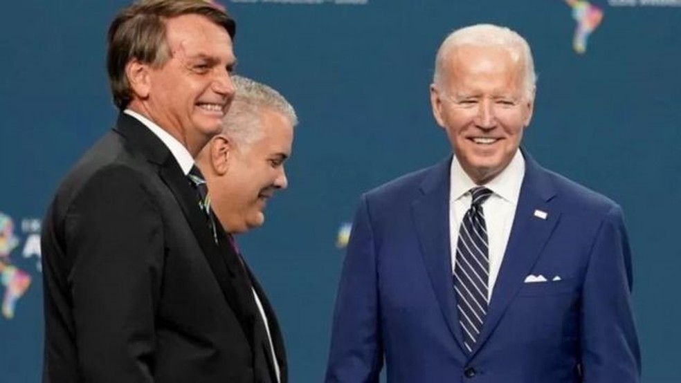 Encontro entre Bolsonaro e Biden ocorreu durante a Cúpula das Américas — Foto: Reuters/Via BBC