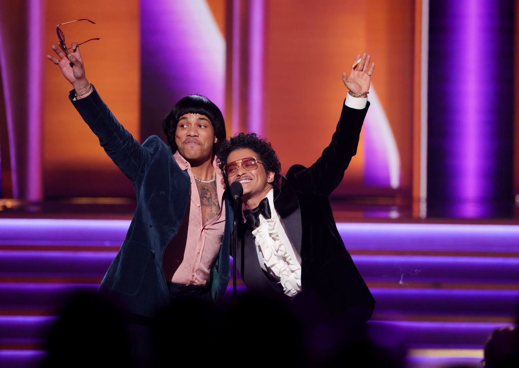 LAS VEGAS, NEVADA - APRIL 03: (L-R) Anderson .Paak and Bruno Mars of Silk Sonic accept the Record Of The Year award for ‘Leave The Door Open’ onstage during the 64th Annual GRAMMY Awards at MGM Grand Garden Arena on April 03, 2022 in Las Vegas, Nevada. (P (Foto: Getty Images for The Recording A)