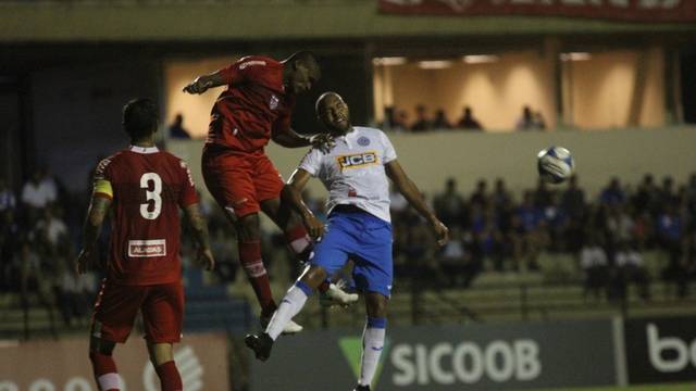 Alecsandro teve boa participação no segundo tempo, mas não evitou derrota do São Bento 