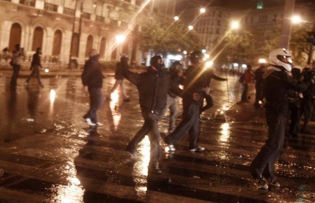 Polícia tenta conter manifestantes (Foto: Agência EFE)